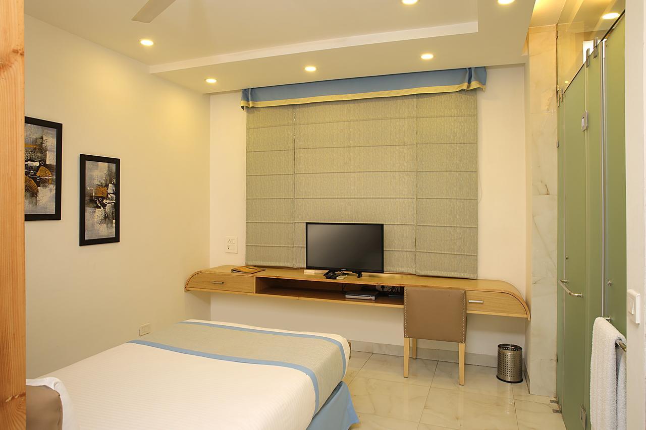 Ahuja Residency Dlf Phase 2 Hotel Gurgaon Bagian luar foto