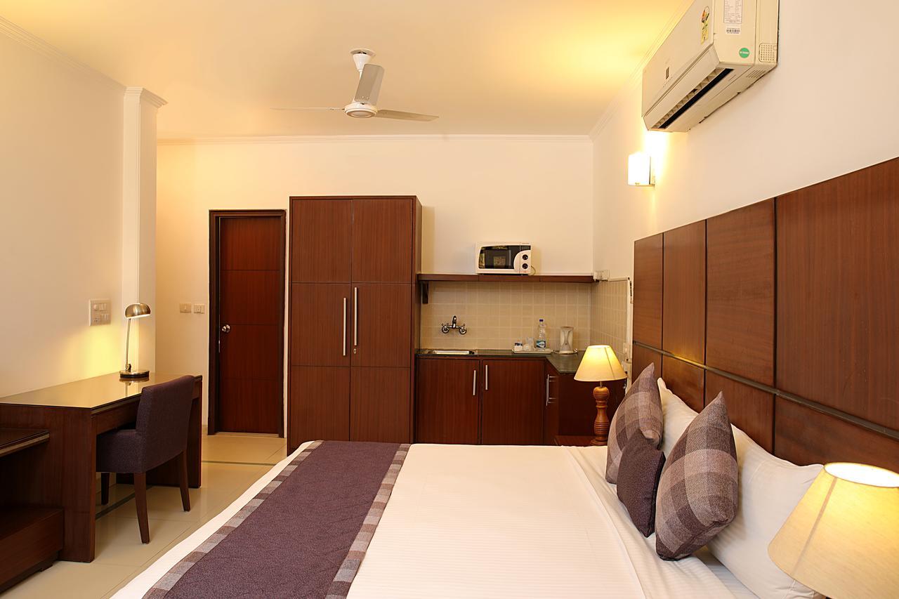 Ahuja Residency Dlf Phase 2 Hotel Gurgaon Bagian luar foto