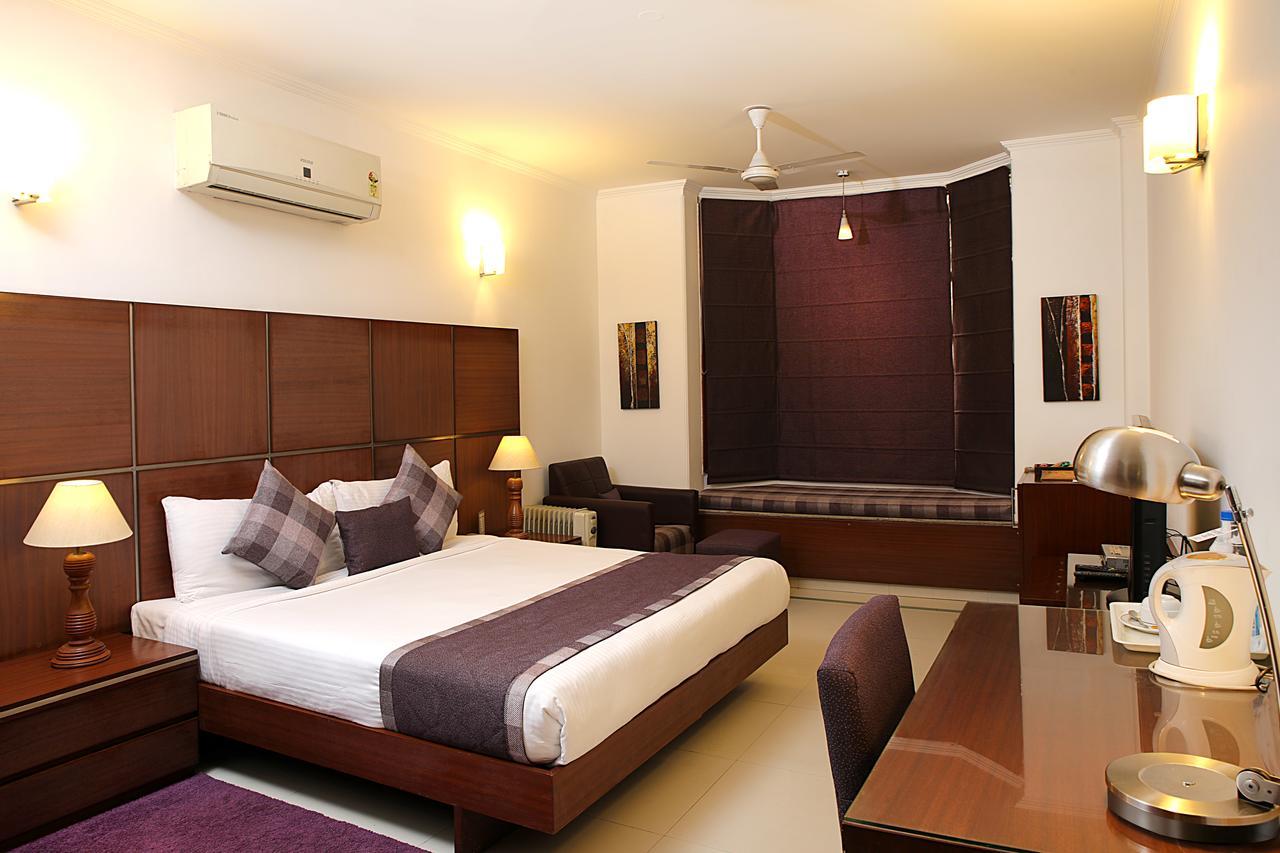 Ahuja Residency Dlf Phase 2 Hotel Gurgaon Bagian luar foto